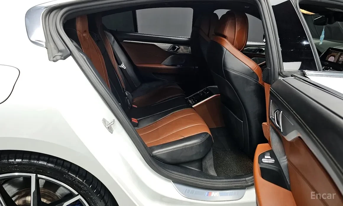 BMW 840 xDrive / B&W / 360 / TARTUFO BLACK / HUD / ОБДУХ, снимка 14 - Автомобили и джипове - 54055315