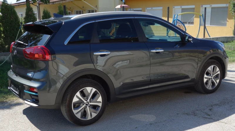 Kia Niro, снимка 2 - Автомобили и джипове - 49527757