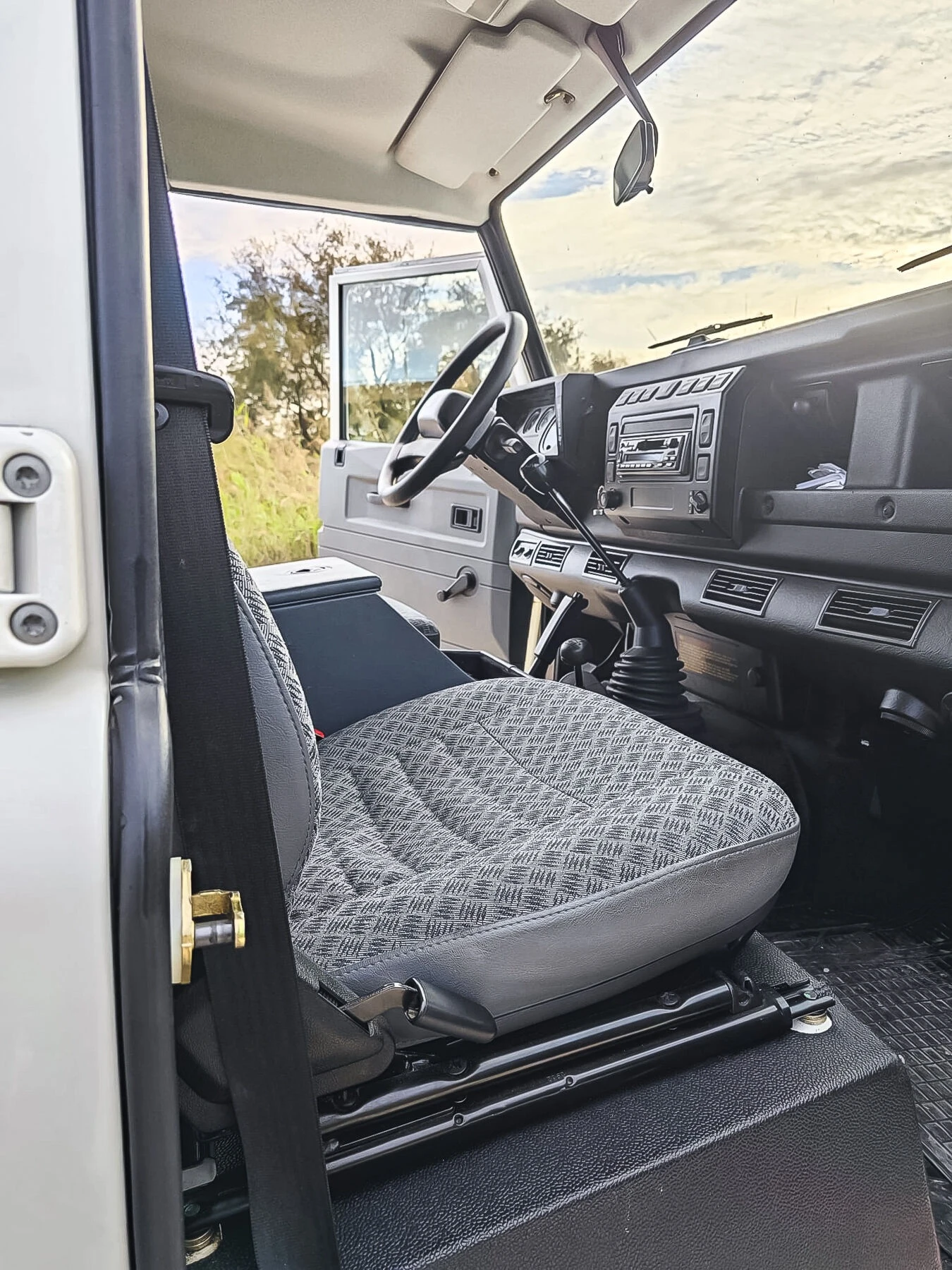 Land Rover Defender 110 TD5 SW, снимка 6 - Автомобили и джипове - 54822839