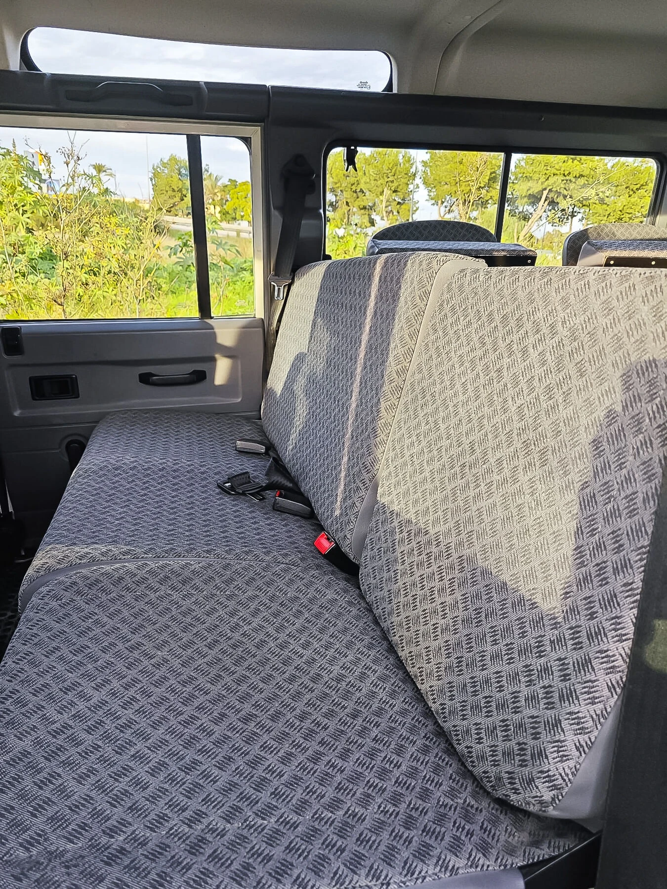 Land Rover Defender 110 TD5 SW, снимка 4 - Автомобили и джипове - 54822839
