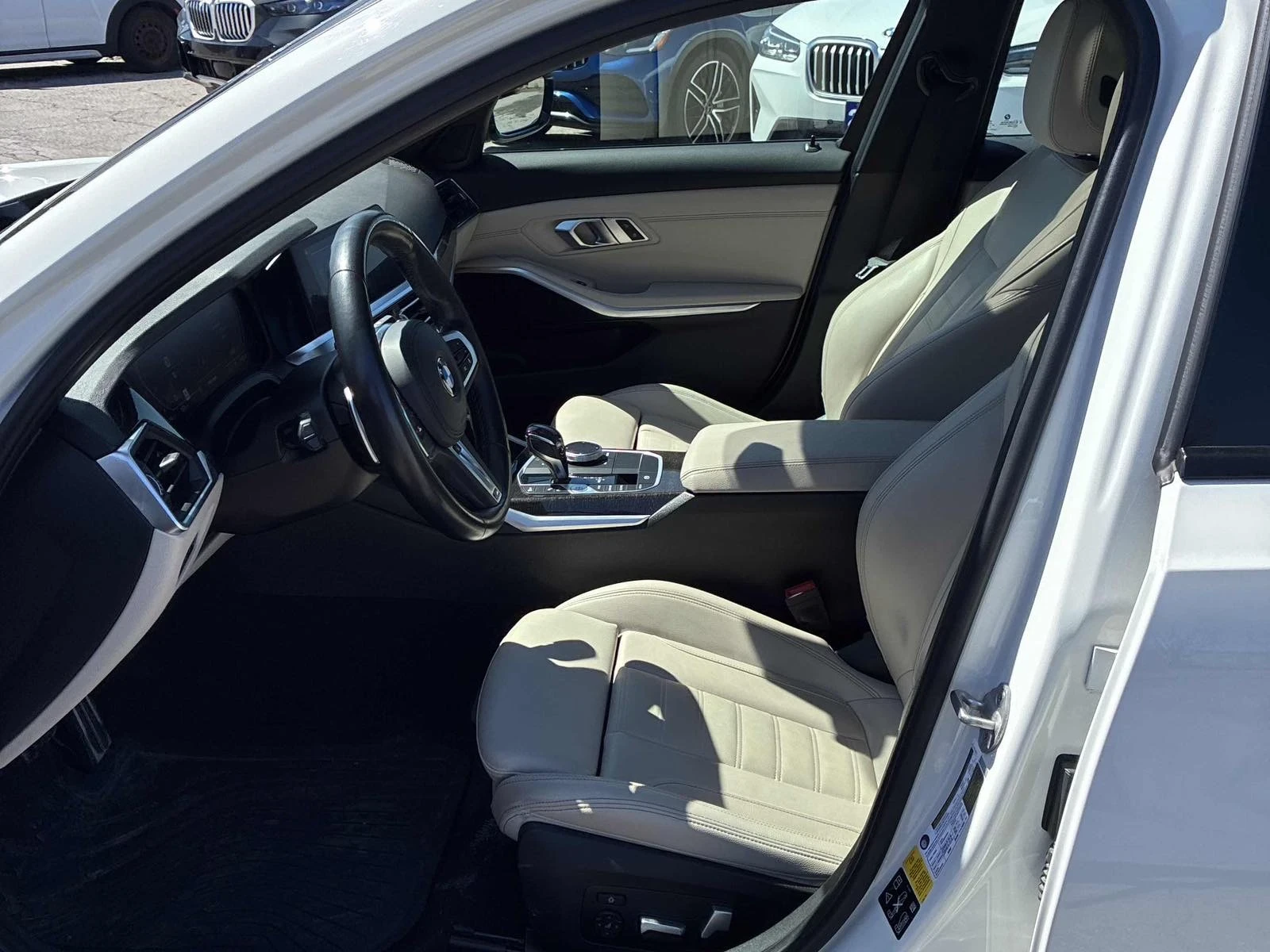 BMW 330 X-Drive* M-Pack* Digital* Distronic, снимка 7 - Автомобили и джипове - 54244834