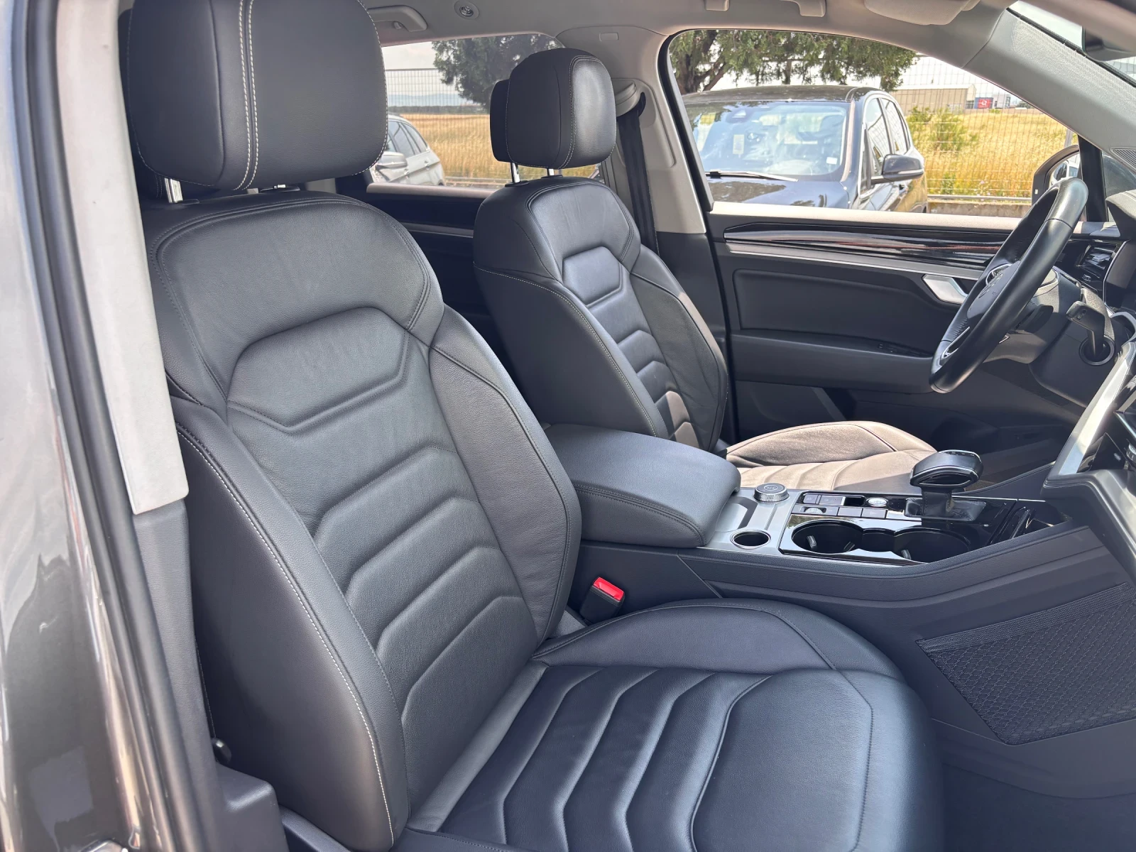 VW Touareg 3.0 TDI, снимка 11 - Автомобили и джипове - 54791395
