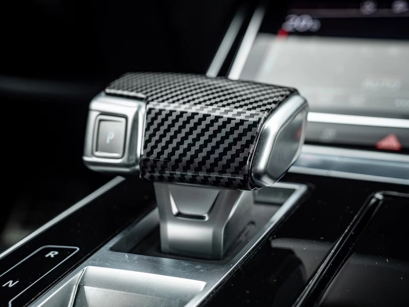 Audi RSQ8 FACELIFT / B&O / MATRIX / HUD / , снимка 14 - Автомобили и джипове - 55056351