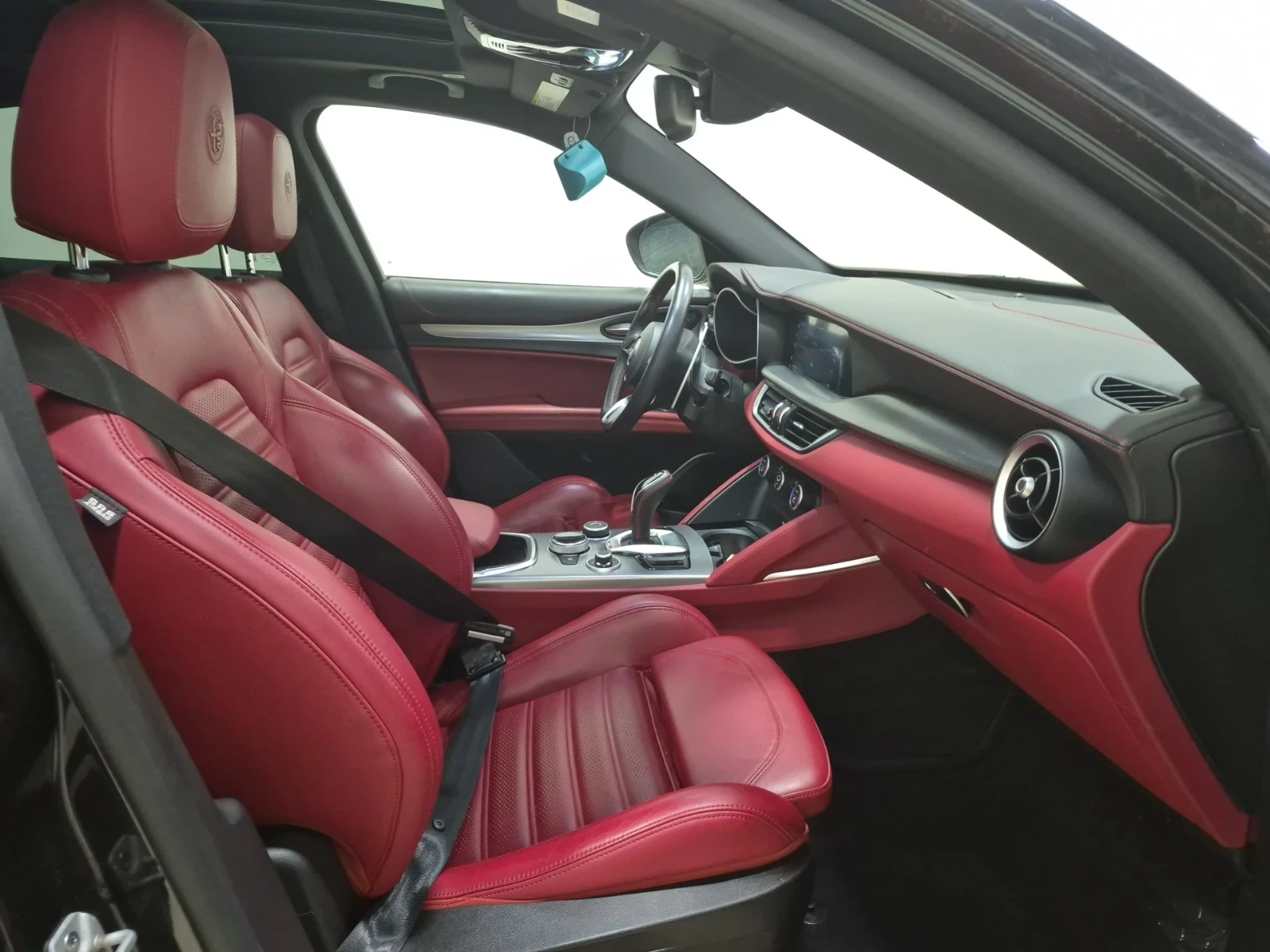 Alfa Romeo Stelvio 2.0T * TI SPORT * RED INTERIOR * CARFAX * , снимка 12 - Автомобили и джипове - 55503468