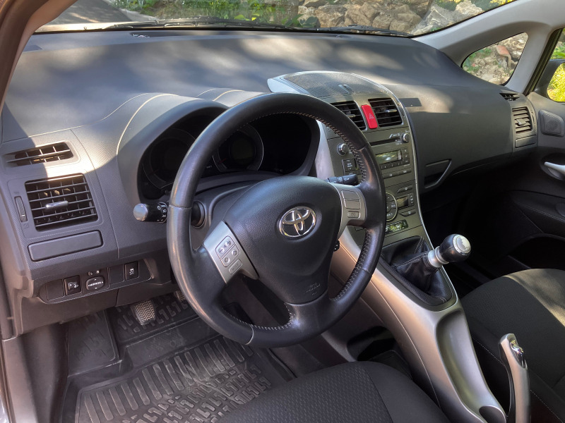 Toyota Auris 2.2 D4D, снимка 8 - Автомобили и джипове - 46248613
