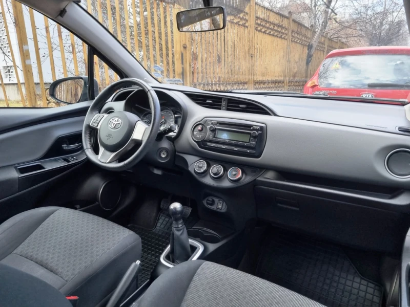 Toyota Yaris 1.0 VVT-I, снимка 8 - Автомобили и джипове - 48860809