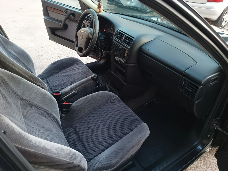 Opel Vectra 1.6mi, снимка 11 - Автомобили и джипове - 48936349