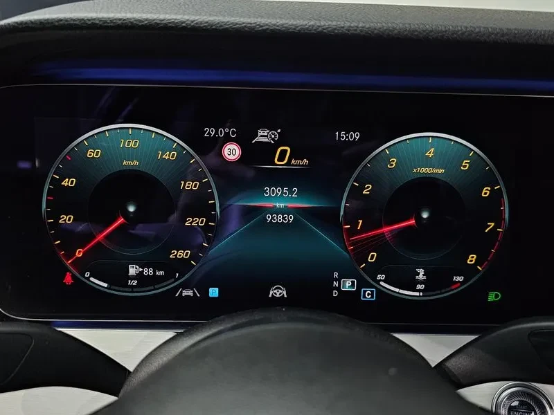 Mercedes-Benz E 250 W213 Avantgarde, снимка 8 - Автомобили и джипове - 55750254