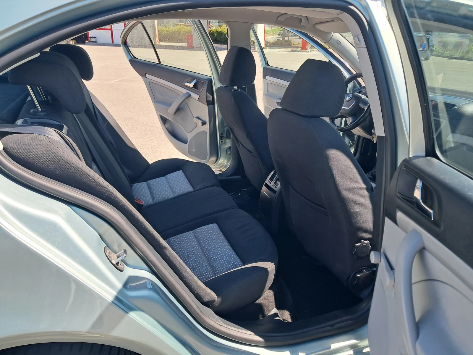 Skoda Octavia 1.6 TDI, снимка 5 - Автомобили и джипове - 55481991
