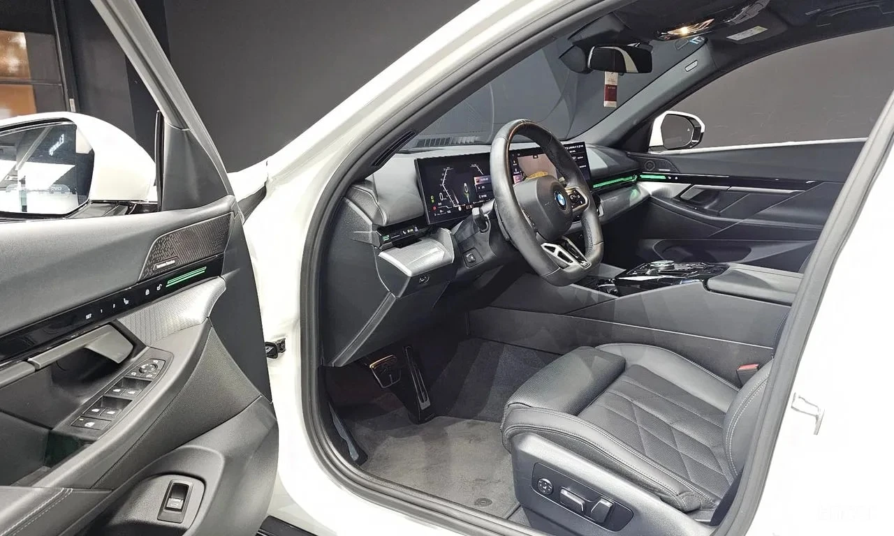 BMW 523  M Sport * АВТОКРЕДИТ * ГЛАВНО ПРЕДСТАВИТЕЛСТВО , снимка 10 - Автомобили и джипове - 56103277