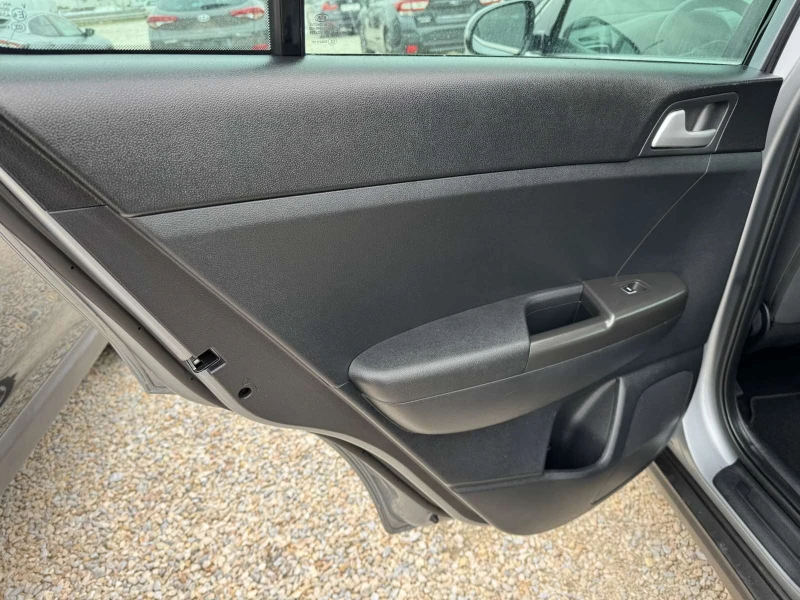 Kia Sportage 1.6I, снимка 7 - Автомобили и джипове - 52087847