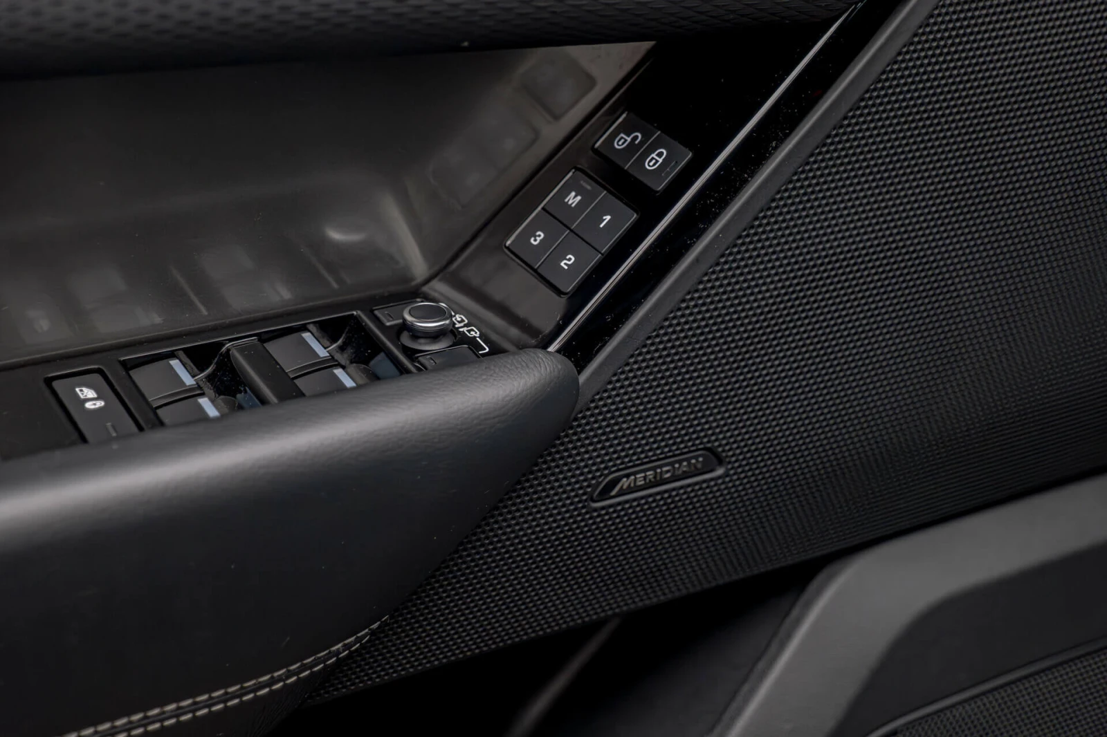 Land Rover Range Rover Velar 3.0d/Meridian/Virtual/Подгрев - изображение 8