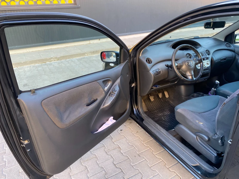 Toyota Yaris 1.3 VVT-i, снимка 11 - Автомобили и джипове - 52068923