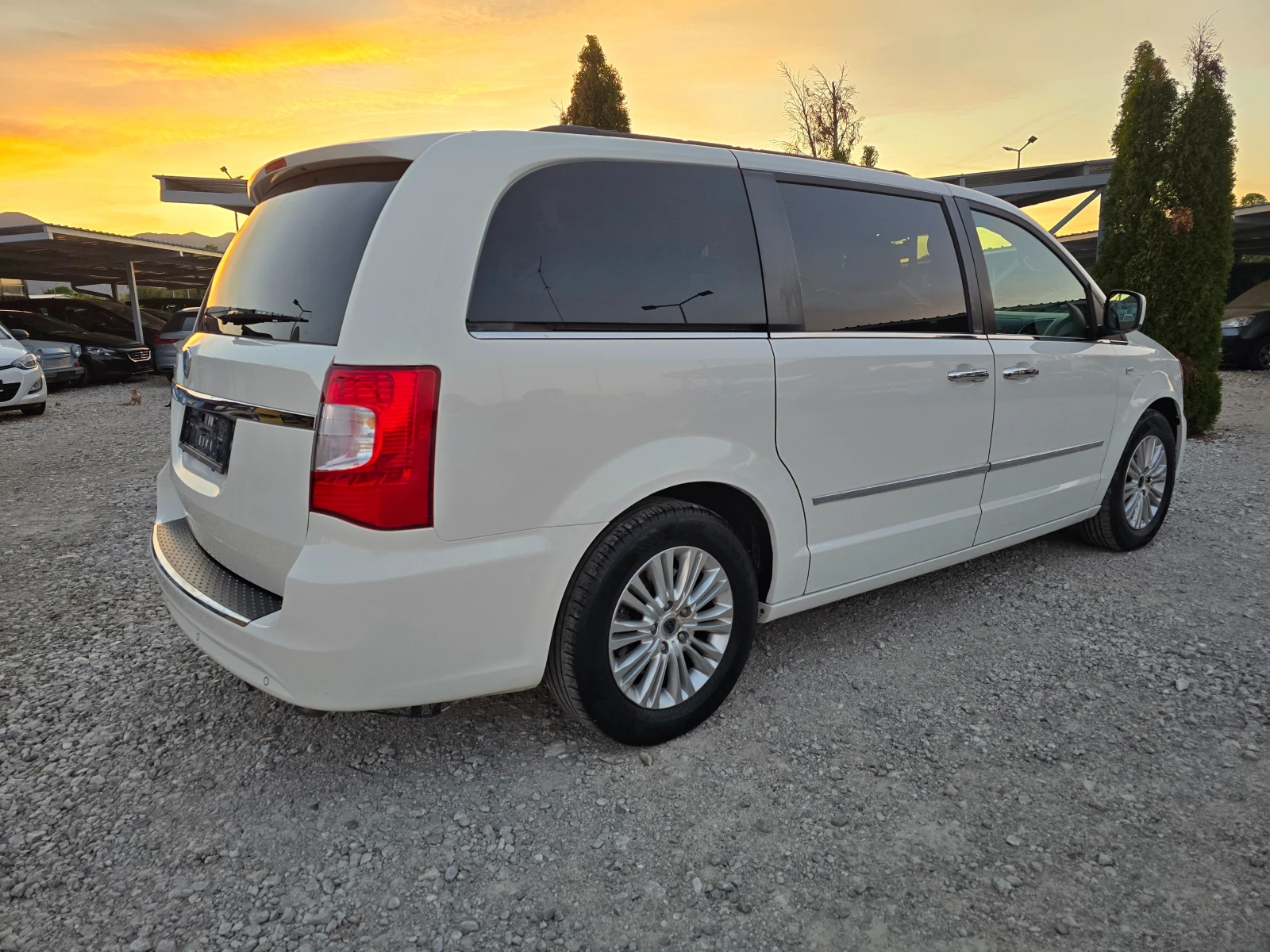 Lancia Voyager 2.8 D 7 МЕСТА !! АВТОМАТ !! НАВИ !! - изображение 5