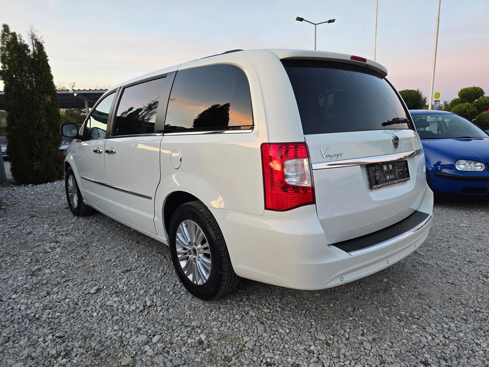 Lancia Voyager 2.8 D 7 МЕСТА !! АВТОМАТ !! НАВИ !! - изображение 3
