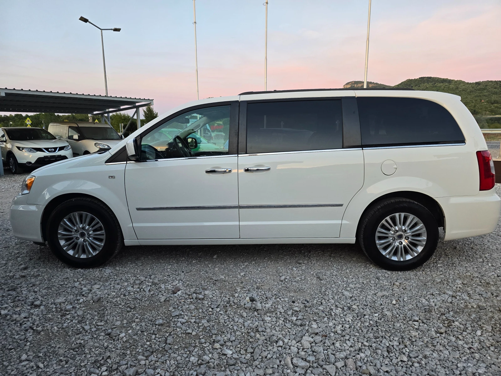 Lancia Voyager 2.8 D 7 МЕСТА !! АВТОМАТ !! НАВИ !! - изображение 2