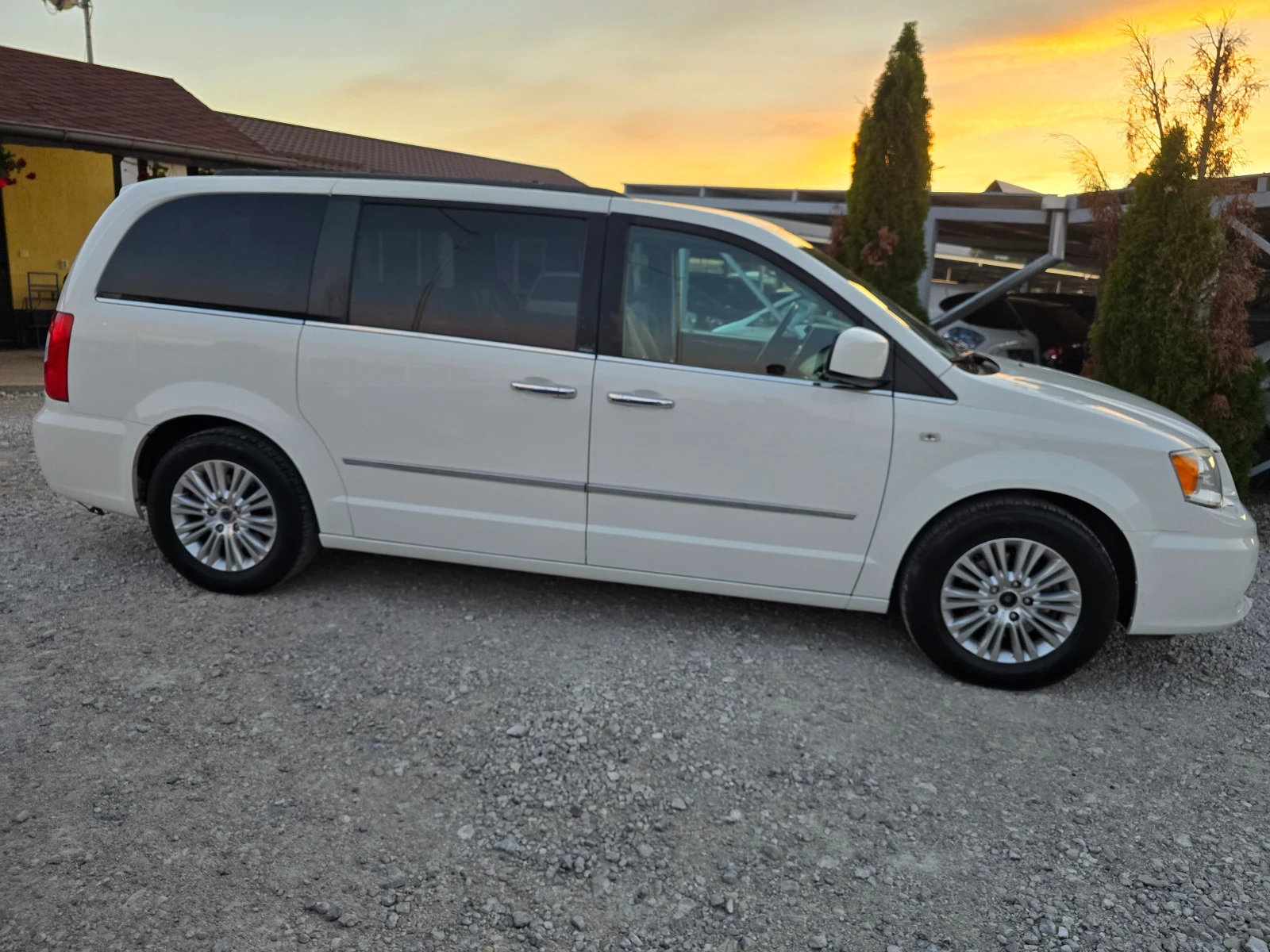 Lancia Voyager 2.8 D 7 МЕСТА !! АВТОМАТ !! НАВИ !! - изображение 6