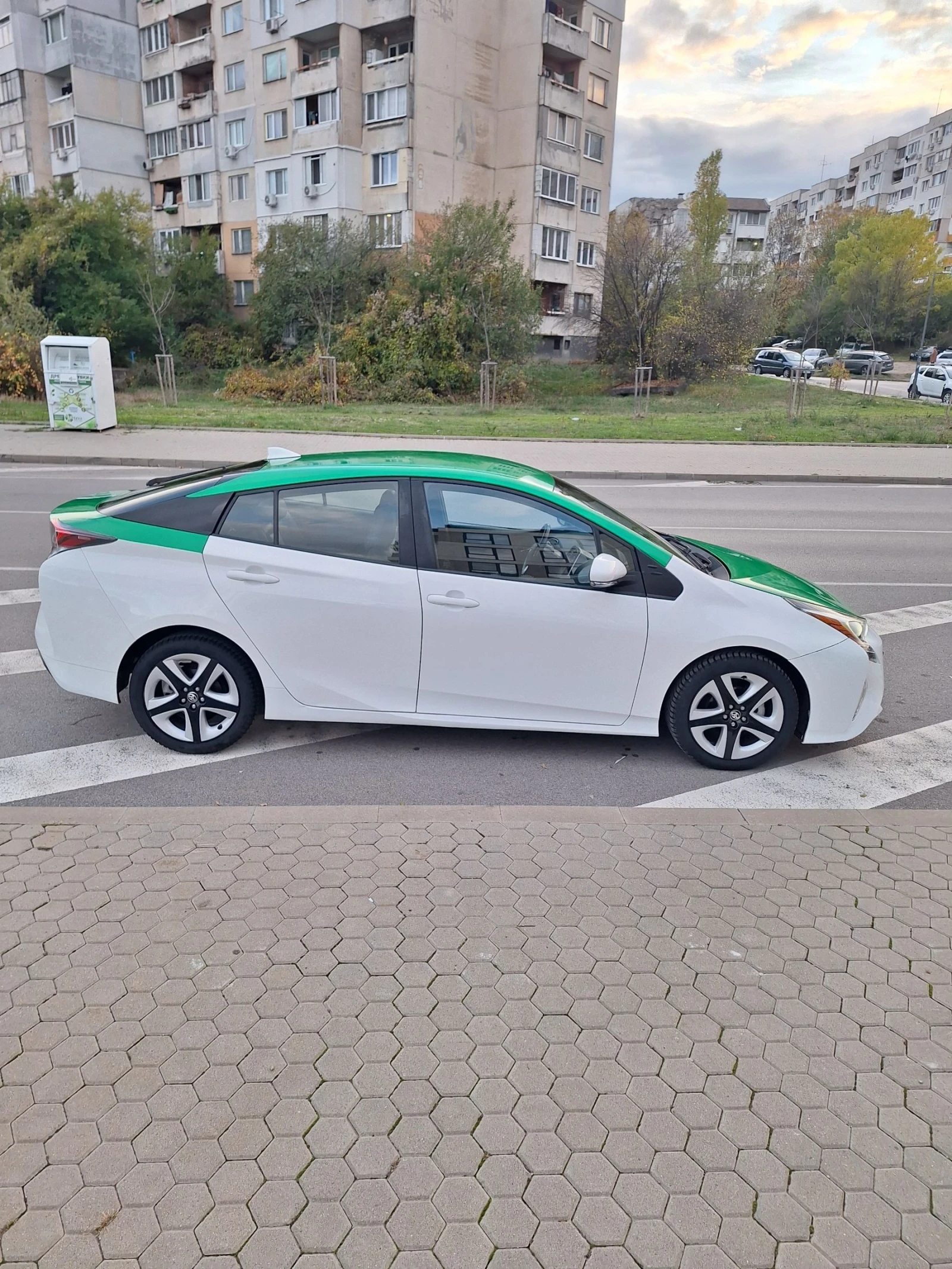 Toyota Prius 1.8 hybrid  - изображение 2