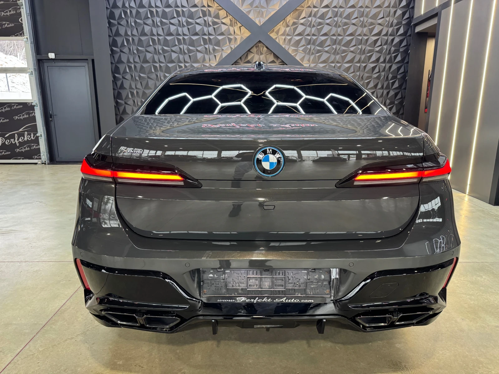 BMW 750 e xDrive * FULL Екстри* B&W* ПАНОРАМА* M PACKET*  - изображение 4