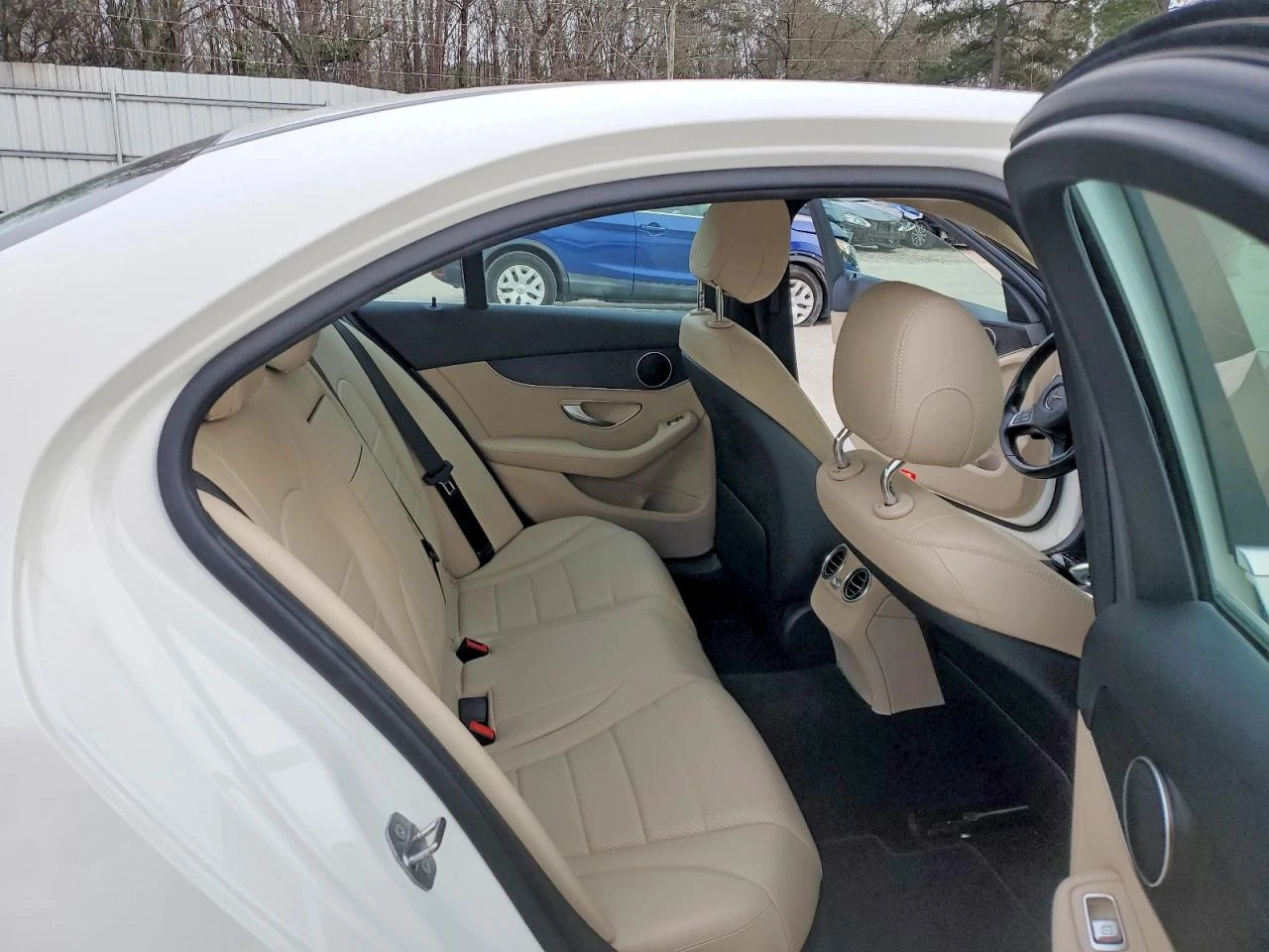 Mercedes-Benz C 300 2.0 TURBO 4 MATIC CARPLAY БЯЛА КОЖА CAM ASSIST LED - изображение 9