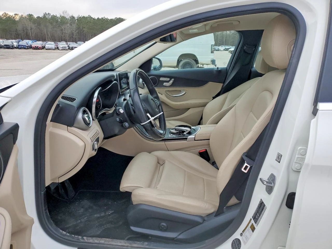 Mercedes-Benz C 300 2.0 TURBO 4 MATIC CARPLAY БЯЛА КОЖА CAM ASSIST LED - изображение 7