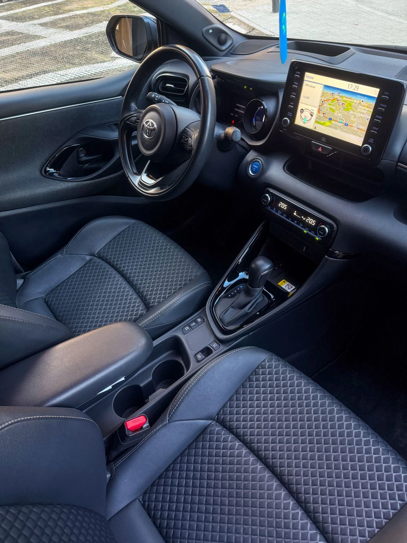 Toyota Yaris 1.5 hybrid, снимка 9 - Автомобили и джипове - 53841644