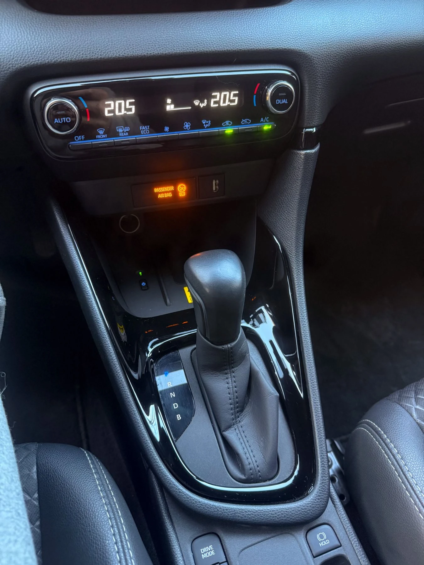 Toyota Yaris 1.5 hybrid, снимка 11 - Автомобили и джипове - 53841644