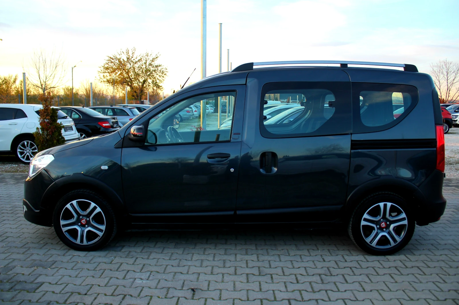 Dacia Dokker STEPWAY 1.5DCi* EURO 6D* СОБСТВЕН ЛИЗИНГ, снимка 4 - Автомобили и джипове - 54115669