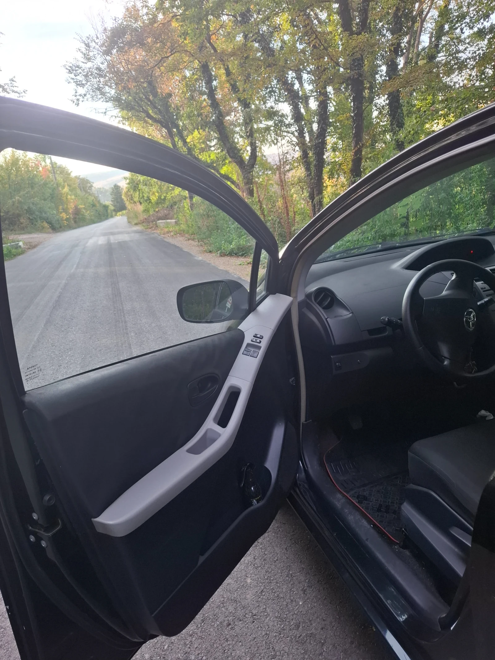 Toyota Yaris 1.0i* FACE* , снимка 12 - Автомобили и джипове - 56437207