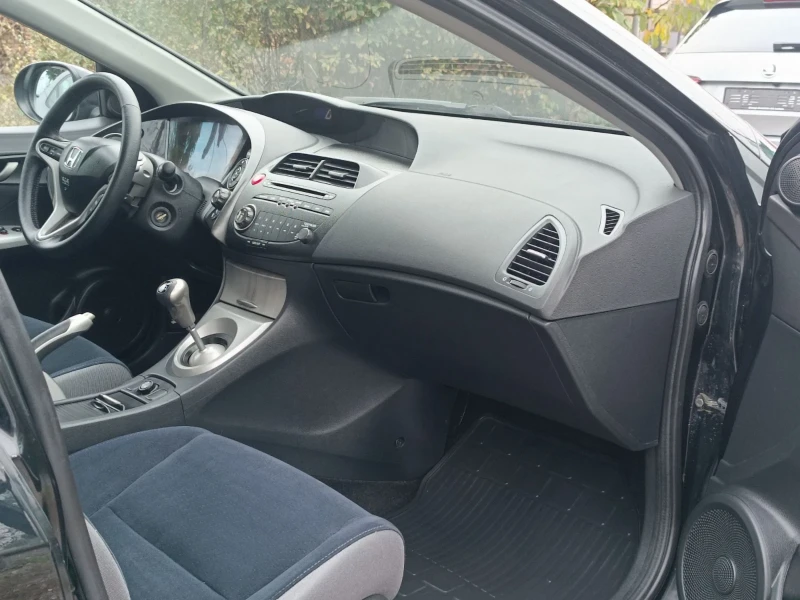 Honda Civic 1.8/140коня/Климатроник/6-скорости, снимка 13 - Автомобили и джипове - 52626147