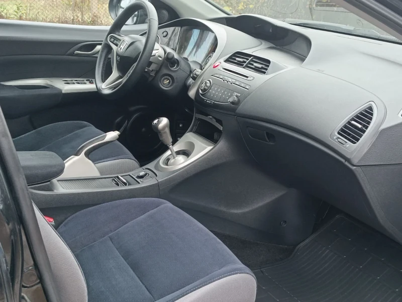 Honda Civic 1.8/140коня/Климатроник/6-скорости, снимка 14 - Автомобили и джипове - 52626147