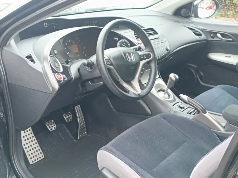 Honda Civic 1.8/140коня/Климатроник/6-скорости, снимка 6 - Автомобили и джипове - 52626147