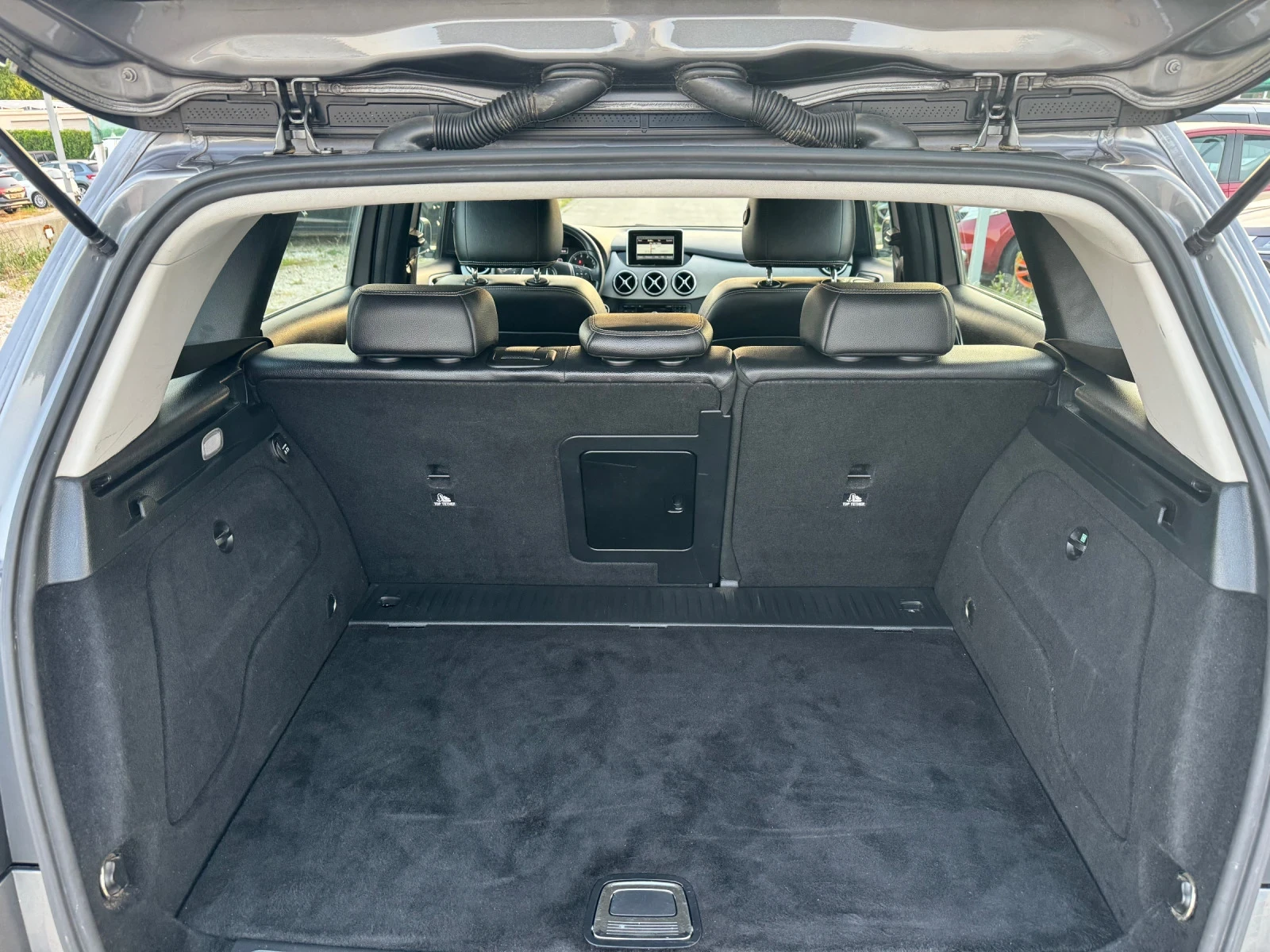 Mercedes-Benz B 180 ШВЕЙЦАРИЯ , Автомат , LED, снимка 16 - Автомобили и джипове - 54680929