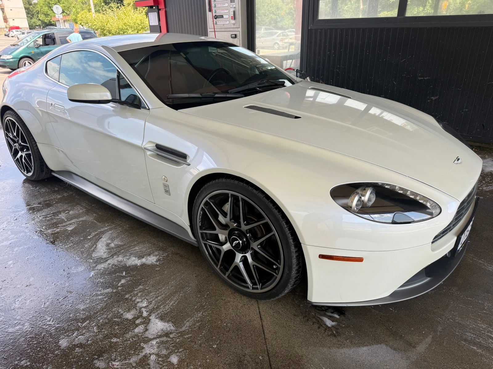 Aston Martin V8 Vantage СЕРВИЗЕН* ЗАЩИТНО ФОЛИО* LIMITED Edition * , снимка 6 - Автомобили и джипове - 55406149