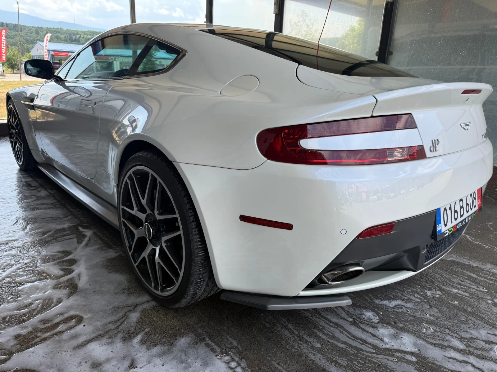 Aston Martin V8 Vantage СЕРВИЗЕН* ЗАЩИТНО ФОЛИО* LIMITED Edition * , снимка 5 - Автомобили и джипове - 55406149