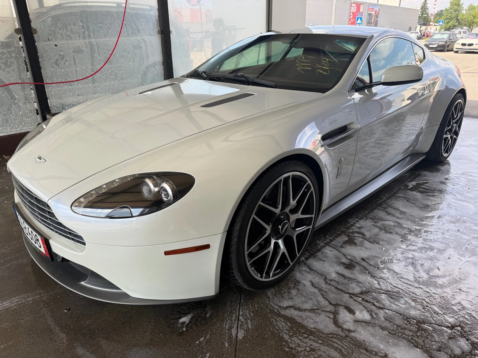 Aston Martin V8 Vantage СЕРВИЗЕН* ЗАЩИТНО ФОЛИО* LIMITED Edition * , снимка 2 - Автомобили и джипове - 55406149