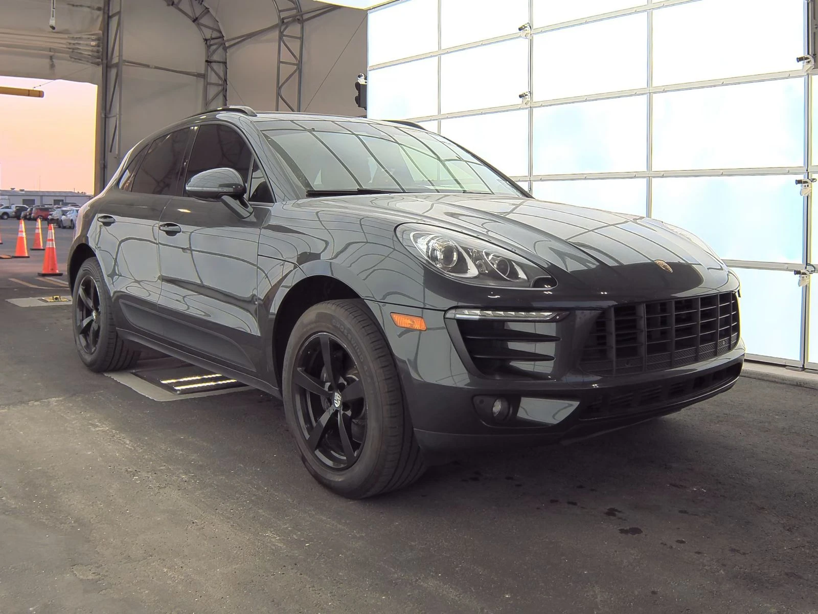 Porsche Macan ПОДГРЕВ/ОБДУХВАНЕ/ПАНО/СЛЕДЕНЕ НА ЛЕНТИ/КЕЙЛЕС/ - изображение 4