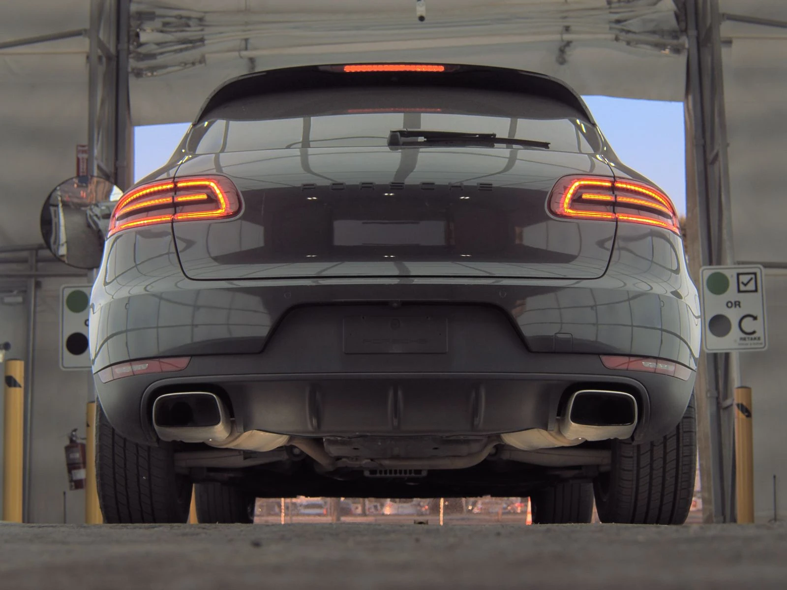 Porsche Macan ПОДГРЕВ/ОБДУХВАНЕ/ПАНО/СЛЕДЕНЕ НА ЛЕНТИ/КЕЙЛЕС/ - изображение 7