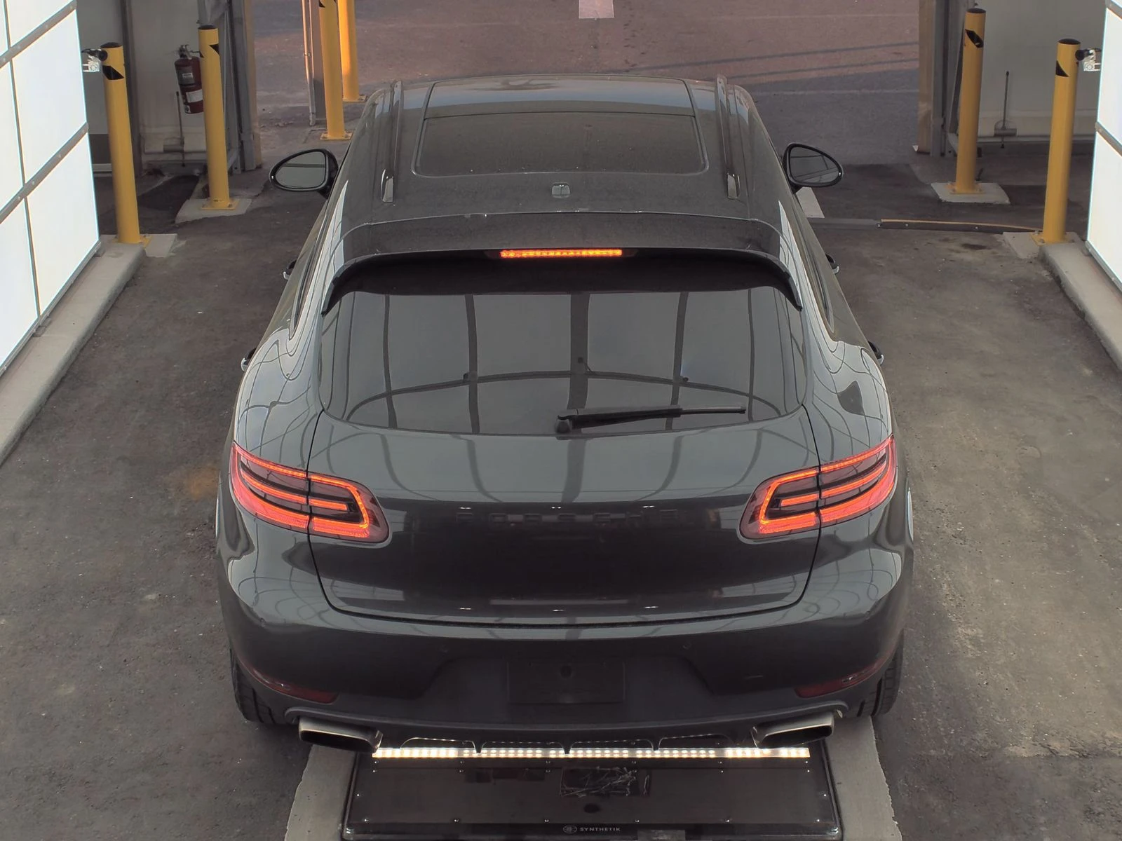 Porsche Macan ПОДГРЕВ/ОБДУХВАНЕ/ПАНО/СЛЕДЕНЕ НА ЛЕНТИ/КЕЙЛЕС/ - изображение 6