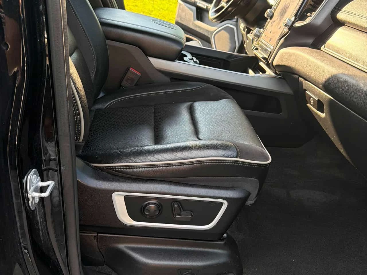 Dodge RAM 1500  Laramie / SPORT PCKG / CAMERA / CARFAX  , снимка 12 - Автомобили и джипове - 55670752