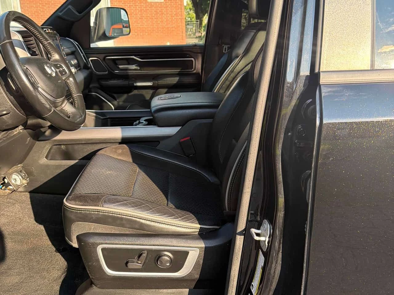 Dodge RAM 1500  Laramie / SPORT PCKG / CAMERA / CARFAX  , снимка 5 - Автомобили и джипове - 55670752