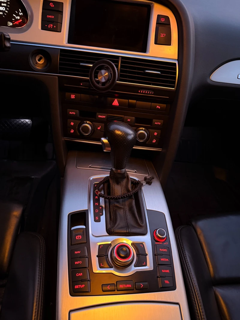 Audi A6 3.0 TDI V6 * FACELIFT * DISTRONIC * ПЕЧКА, снимка 14 - Автомобили и джипове - 52772226