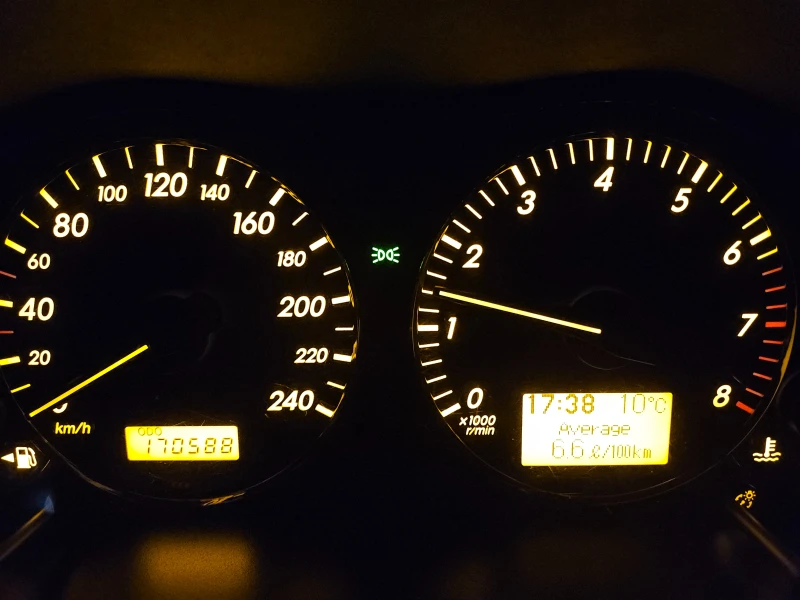 Toyota Avensis 2.0 VVT-i, снимка 15 - Автомобили и джипове - 53223755