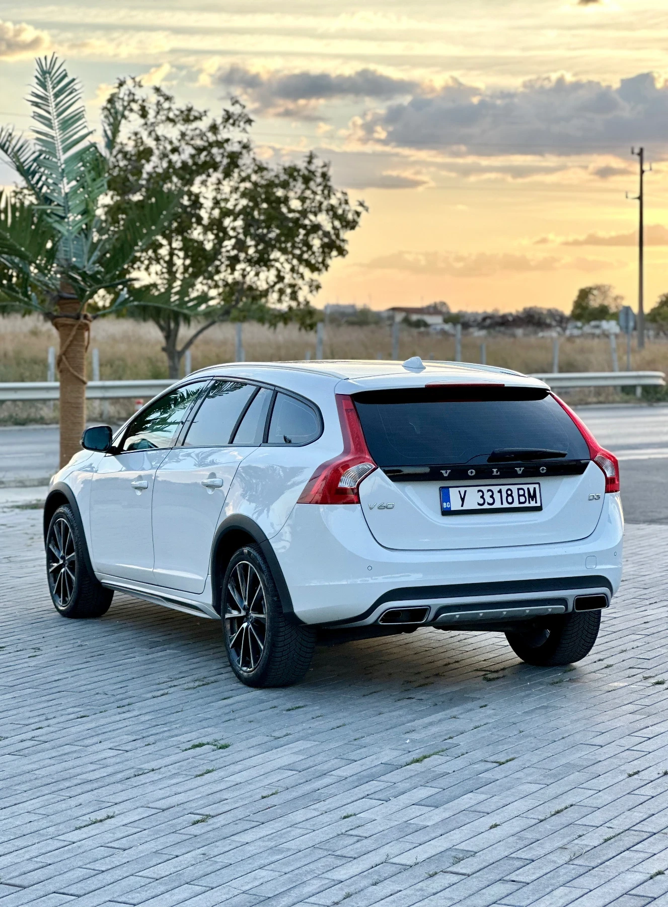 Volvo V60 Cross Country 2.0 D3 , снимка 4 - Автомобили и джипове - 56331511