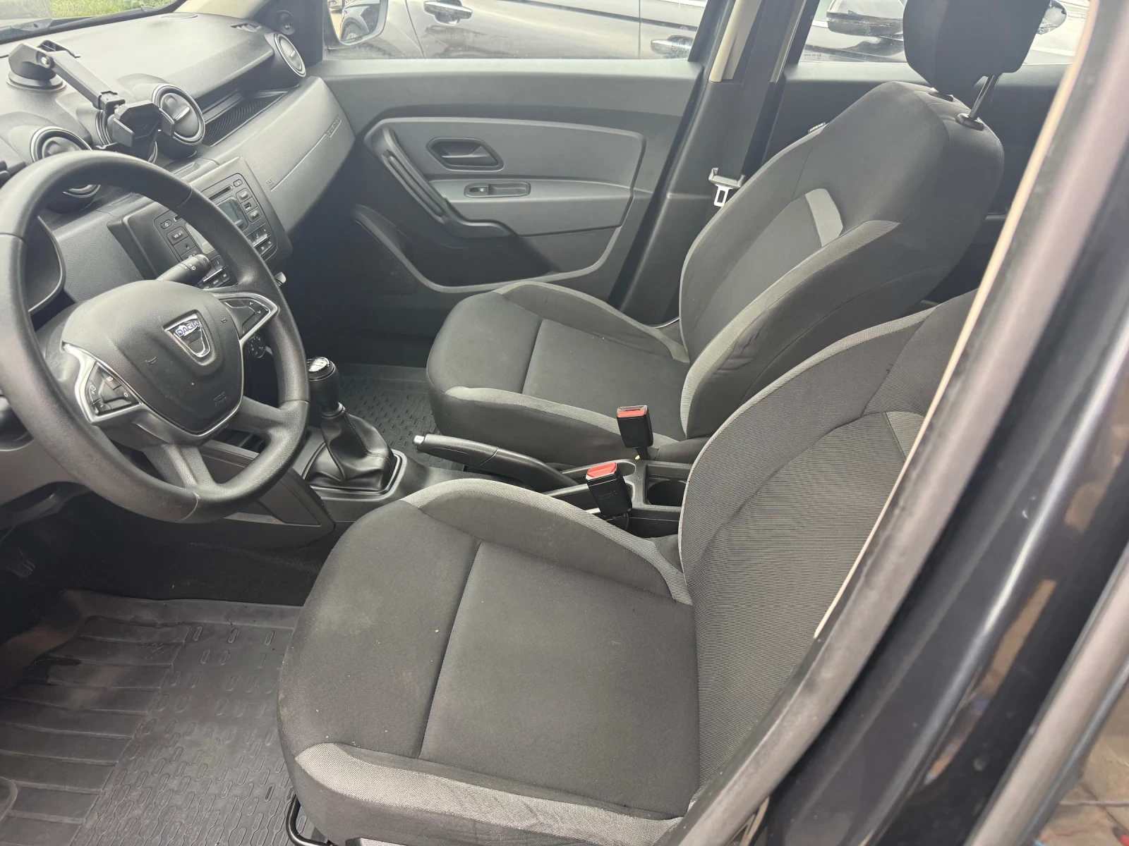 Dacia Duster 1.6i Газ заводска, снимка 9 - Автомобили и джипове - 54057209
