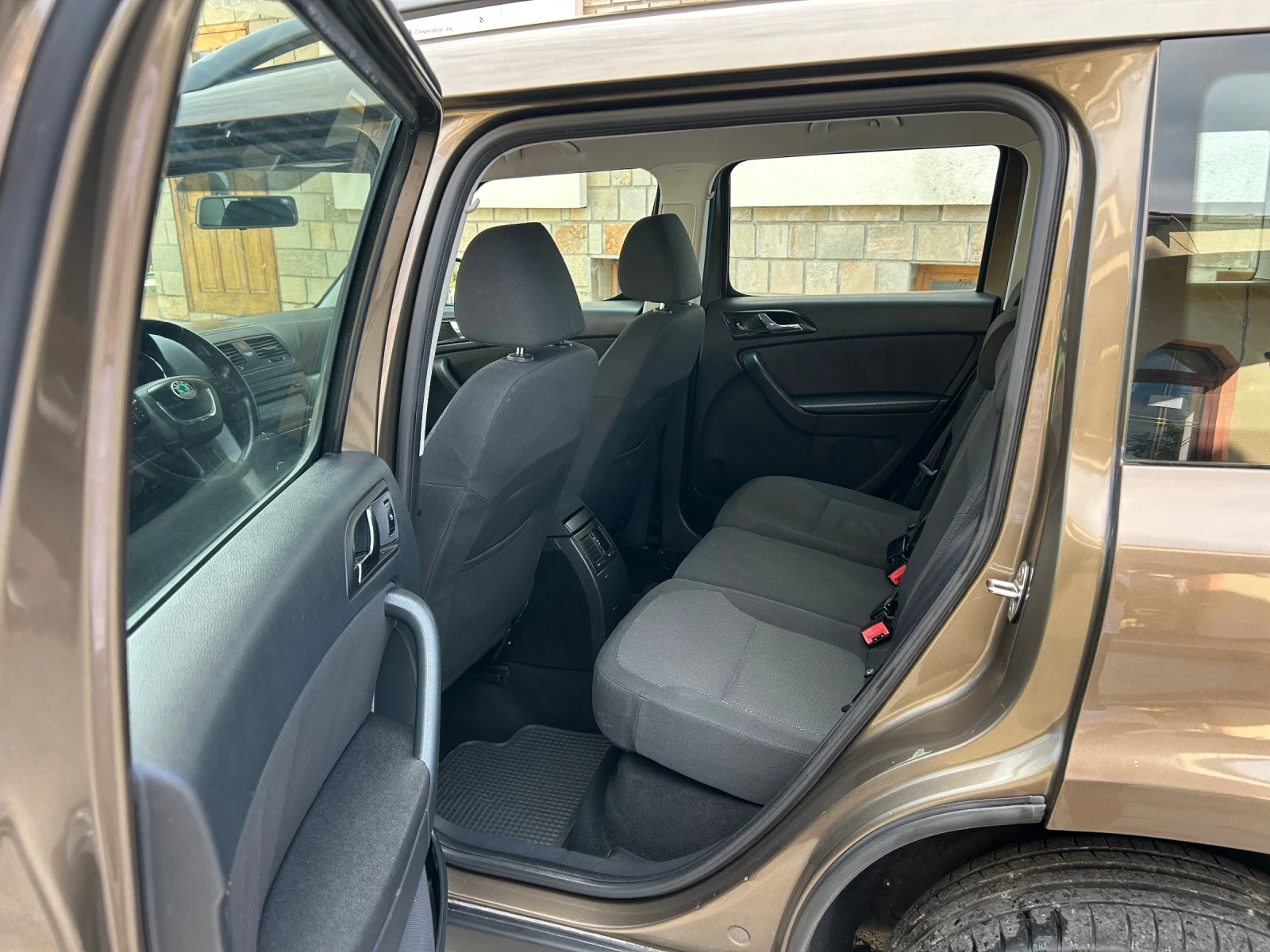 Skoda Yeti 1.2TSI 105k.c. КЛИМАТИК, снимка 13 - Автомобили и джипове - 56199827