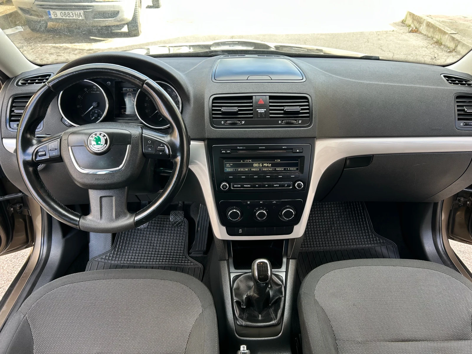 Skoda Yeti 1.2TSI 105k.c. КЛИМАТИК, снимка 10 - Автомобили и джипове - 56199827