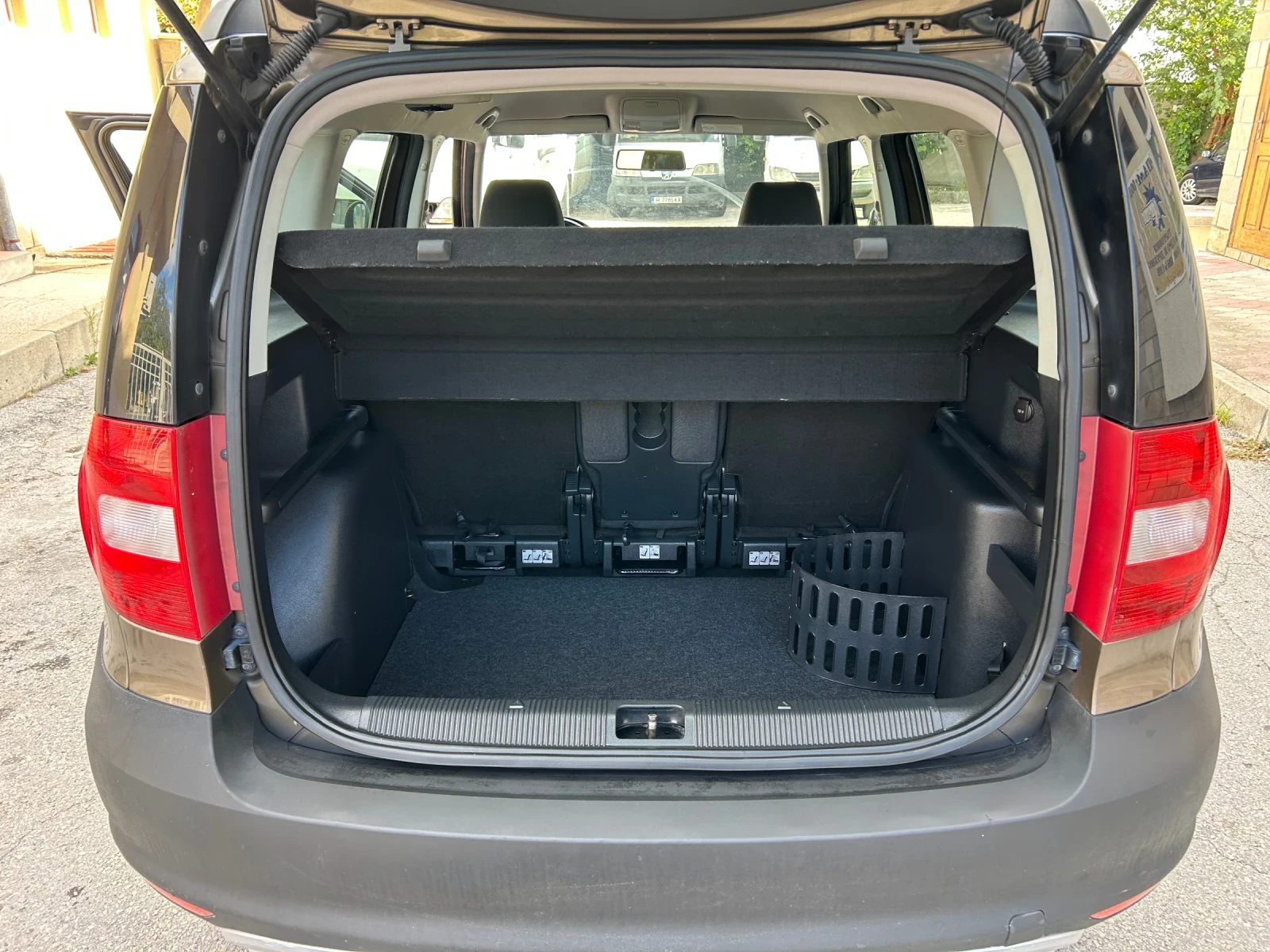 Skoda Yeti 1.2TSI 105k.c. КЛИМАТИК, снимка 14 - Автомобили и джипове - 56199827