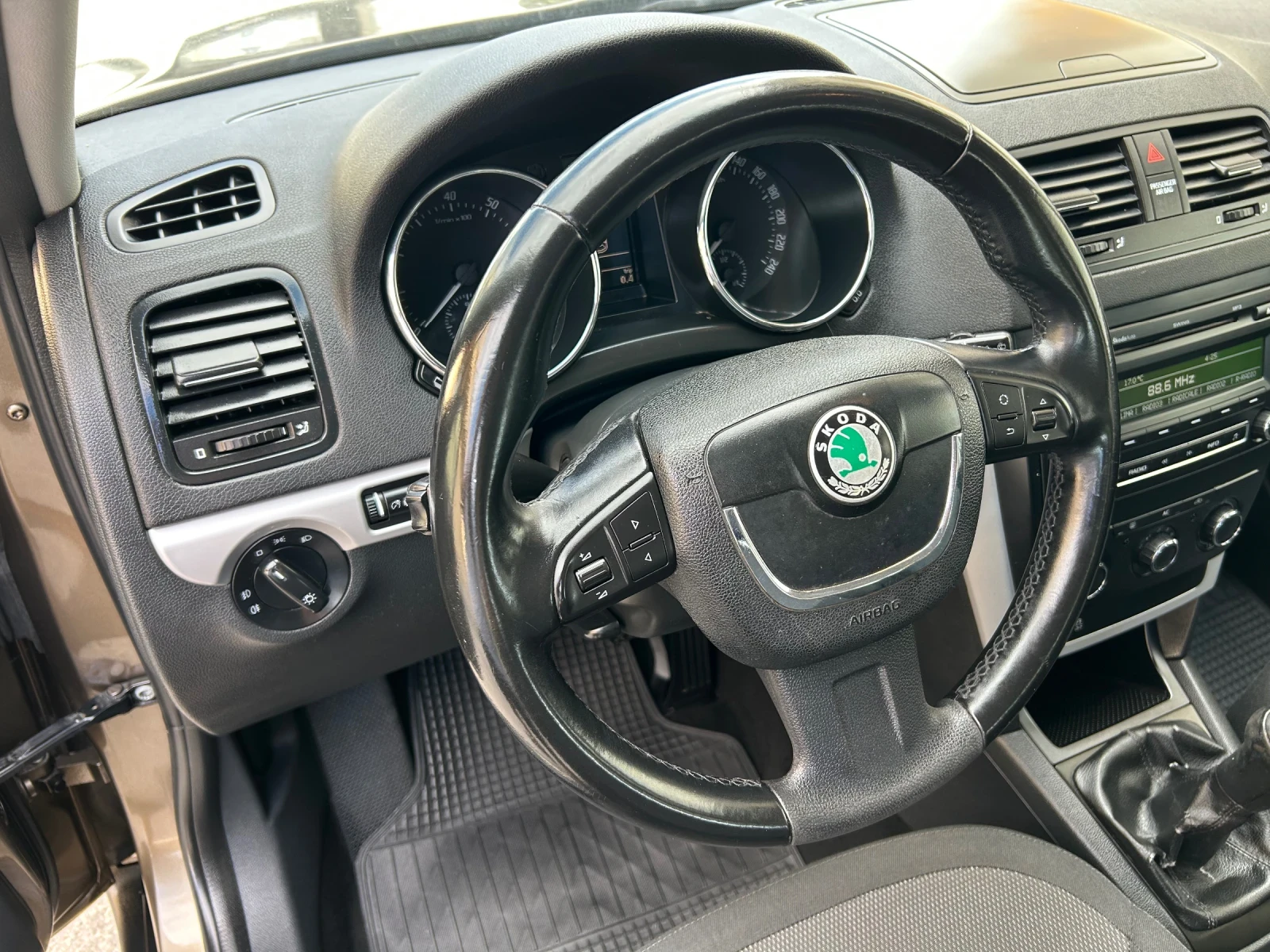 Skoda Yeti 1.2TSI 105k.c. КЛИМАТИК, снимка 11 - Автомобили и джипове - 56199827