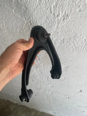 Продавам носач за преден десен горен  шарнир на Хонда Црв 1998 г., снимка 3 - Части - 52394613